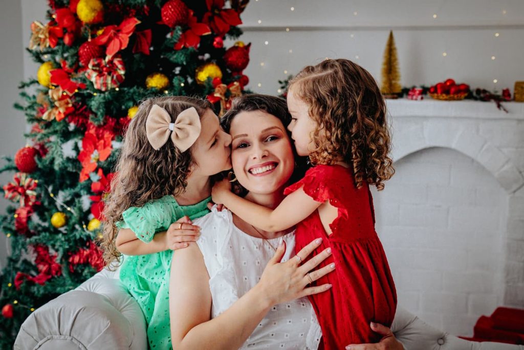 mãe com filhas durante ensaio de natal em Curitiba