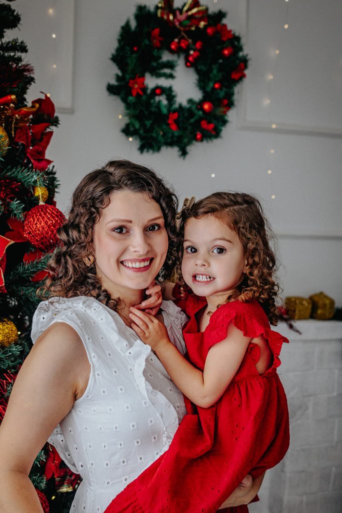 mamãe e filha com vestido vermelho posando para fotografia natalina em Curitiba