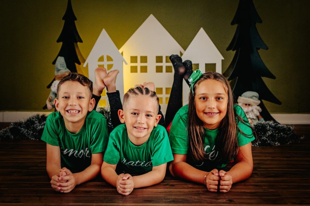 irmãos em cenário natalino posando para foto de natal em Curitiba