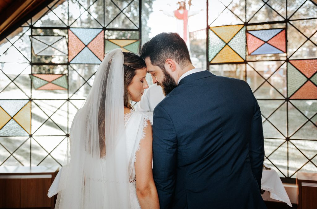 Abraço emocional dos noivos durante cerimônia de casamento intimista Curitiba.