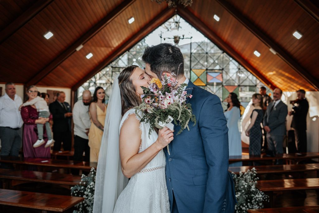 Retrato de casal apaixonado em celebração de casamento intimista Curitiba.