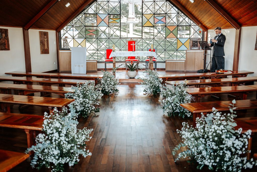 Decoração de altar para casamento ao ar livre em espaço nobre de Curitiba.